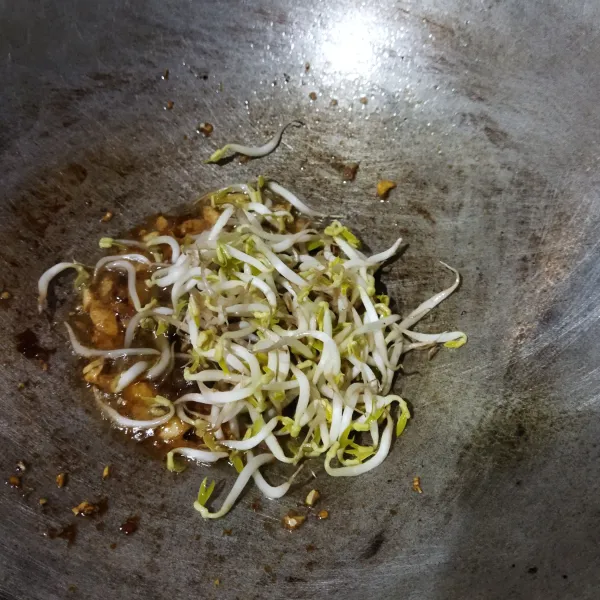 Tumis bawang putih sampai harum lalu masukan saos tiram, kecap ikan dan tauge.