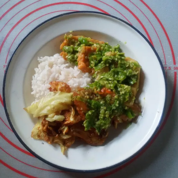 Penyajian : siapkan nasi dipiring, tata ayam, tempe dan tahu diatasnya. Tambahkan kol goreng.