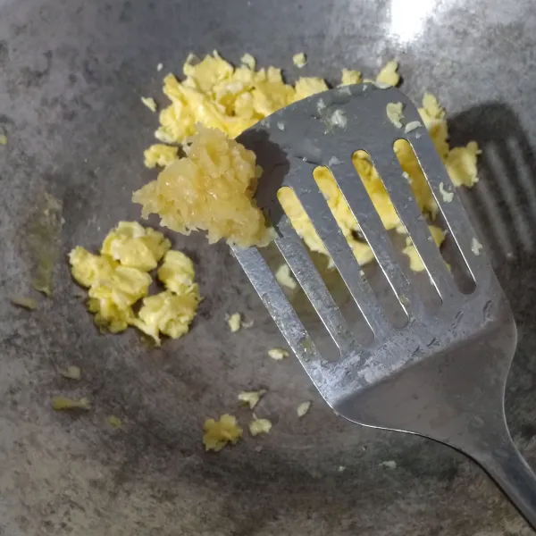 Goreng telur, orak-arik, lalu masukkan bawang putih dan tumis sampai harum.