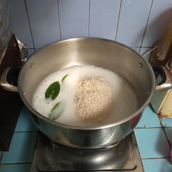 Masak santan dan air sampai mendidih, kemudian masukkan beras, daun salam dan garam.