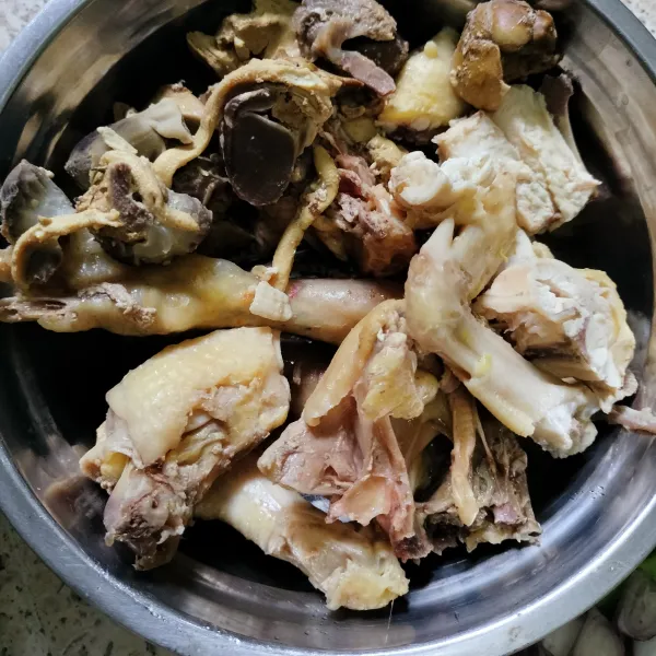 potong ayam kampung ukuran sesuai selera,saya potong kecil.Rebus dengan daun salam dan lengkuas untuk mendapatkan kuah kaldu ,sampai ayam empuk