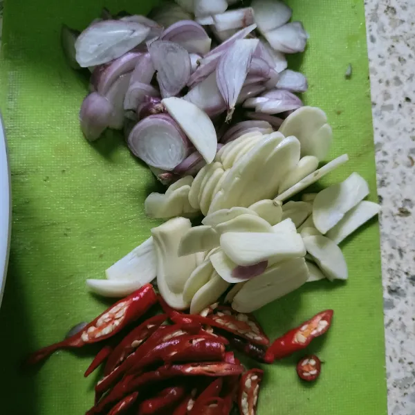 iris tipis bawang merah,bawang putih dan cabe keriting