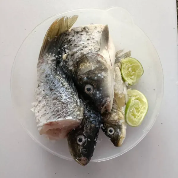 Cuci bersih ikan lalu beri perasan air jeruk nipis dan garam, marinasi selama +- 15 menit.