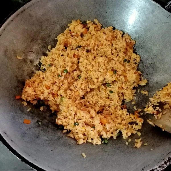 Masukan nasi bumbu pelengkap aduk rata koreksi rasa, tata nasi di tempat bekal,taruh sosis di atas nasi ,tata telur dadar di bawah nasi siap di sajikan.