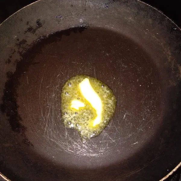 Panaskan mentega di teflon sampai meleleh.