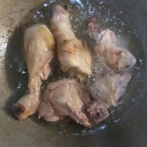 Goreng ayam hingga matang angkat tiriskan