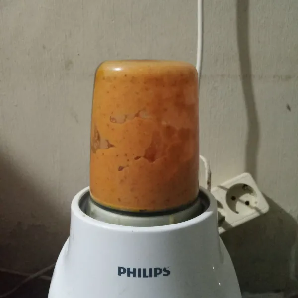 Blender semua bahan bumbu halus.