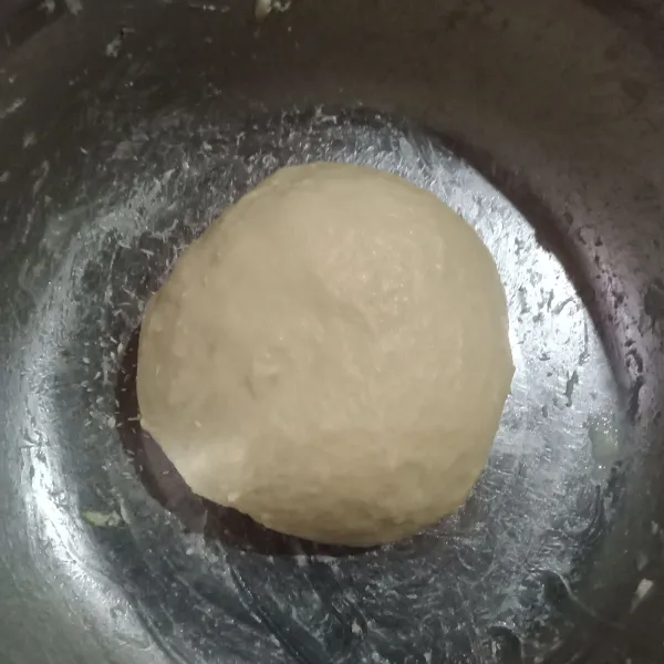 Setelah 10 menit tambahkan mentega dan garam ulen kembali hingga kalis elastis.