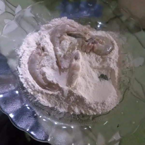 Baluri udang dengan tepung Kering sampai udang tertutup tepung.