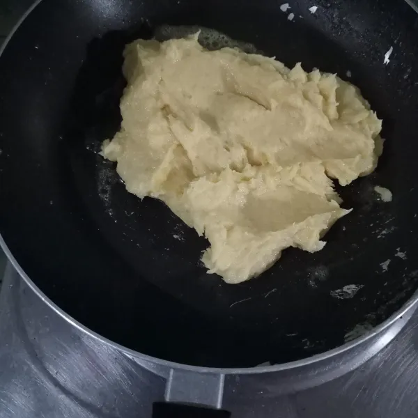 Panaskan teplon masuk margarin adonan tape aduk aduk hingga adonan matang