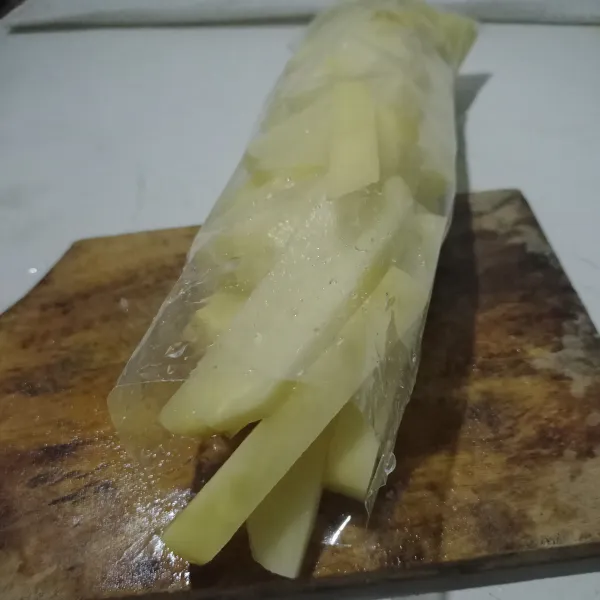 Goreng kentang setengah matang angkat tiriskan taruh di dalam plastik masuk kan ke dalam freezer semalaman