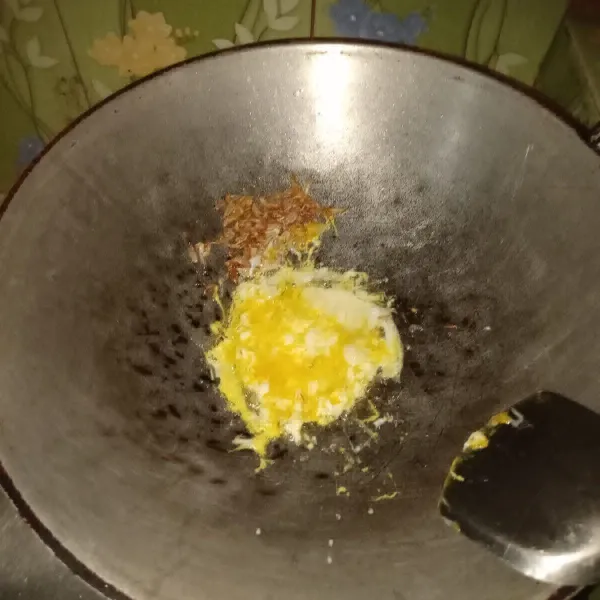 Masuk kan telur buat orak arik.