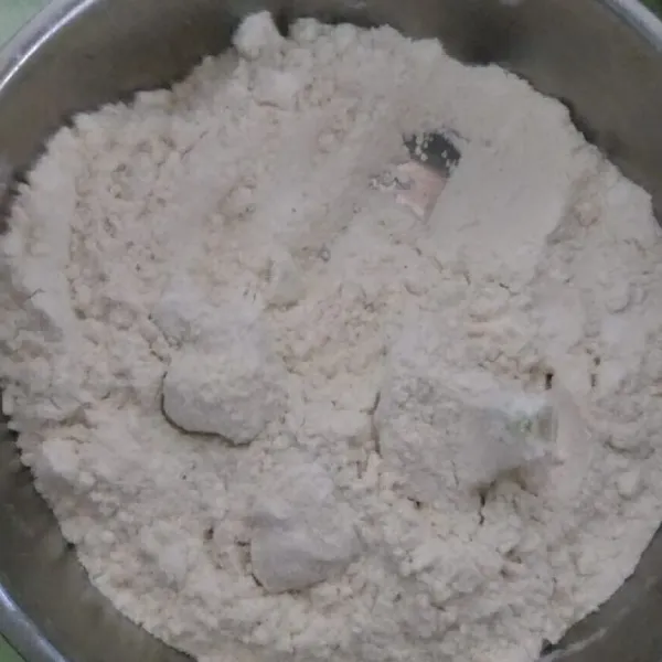Gulingkan bunga kol ke tepung Kering balur dengan tepung