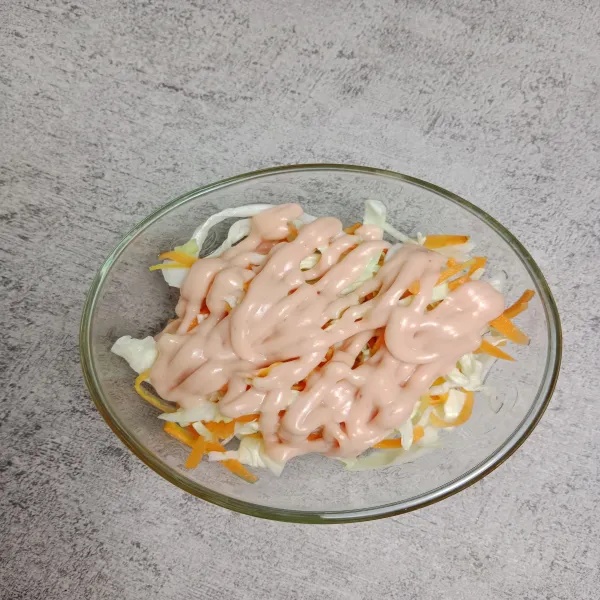 Lalu tuang saos di atas salad dan sajikan.