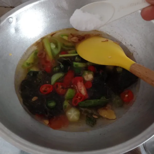 Tambahkan air.  Kemudian masukkan tomat hijau, tomat merah, belimbing wuluh dan cabe rawit.  Beri garam, gula, air jeruk nipis, dan kecap manis.  Biarkan mendidih.