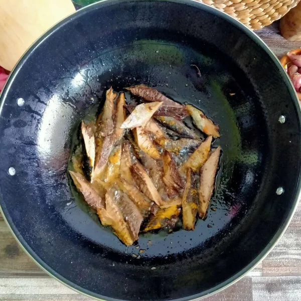 Panaskan minyak goreng, goreng tongkol ikan cue hingga matang, kemudian angkat dan tiriskan minyaknya.