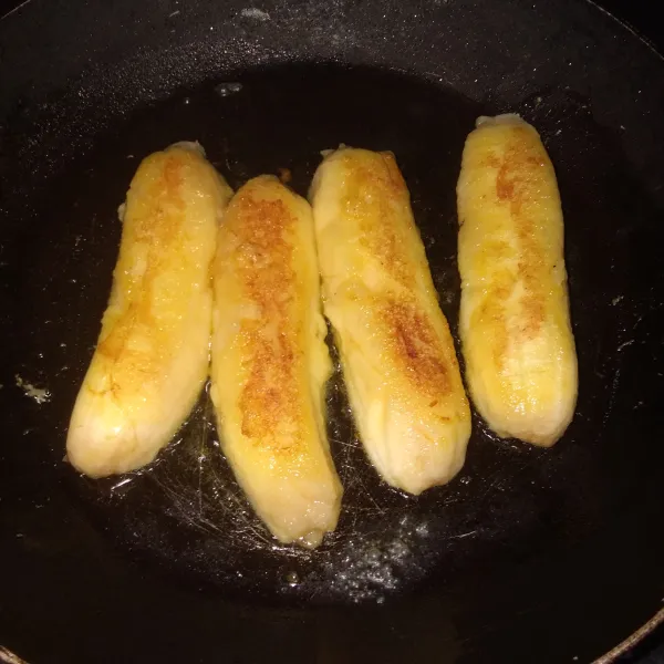 Goreng pisang sampai kecokelatan.