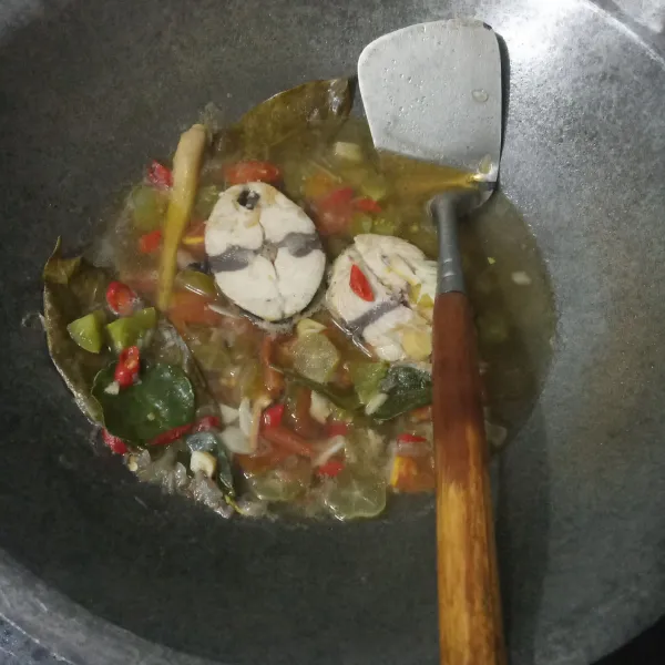 Masak hingga bumbu meresap. Tes rasa.