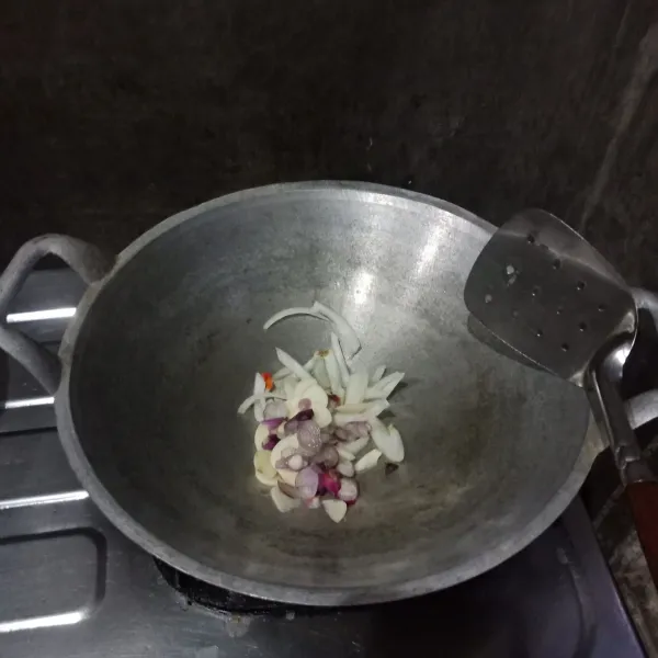Panaskan minyak dalam wajan, kemudian tumis bawang merah, bawang putih, bawang bombay dan cabe sampai harum.
