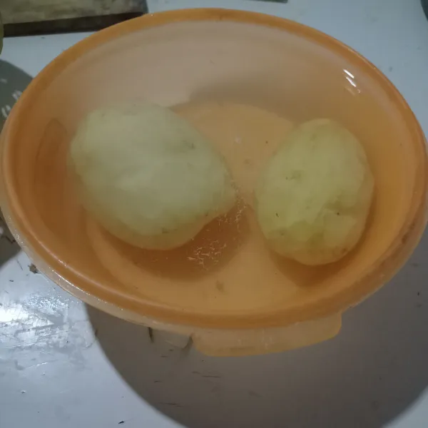 Kupas kentang, potong kentang bentuk dadu memanjang lalu cuci bersih hingga hilang getahnya
