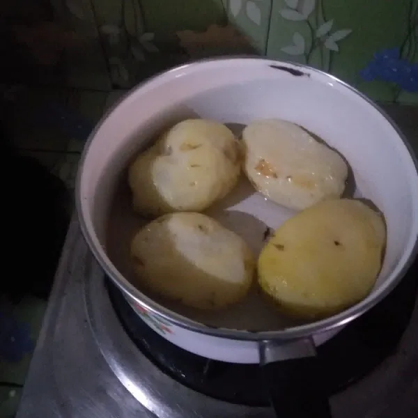 Rebus kentang hingga matang angkat tiriskan
