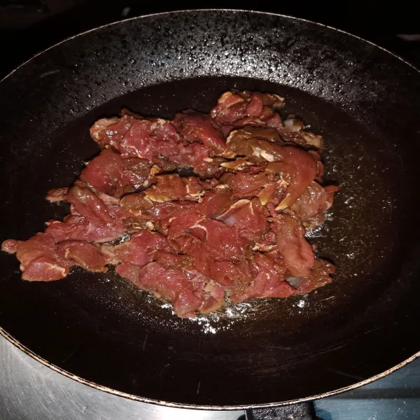 Panaskan sedikit minyak lalu masukkan daging yang sudah di marinasi.