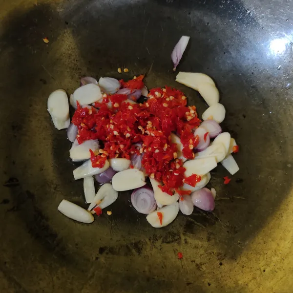 Tumis bawang merah, bawang putih dan cabe giling hingga harum.