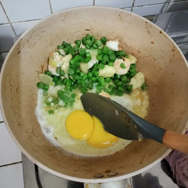 Masukkan telur dan orak arik .