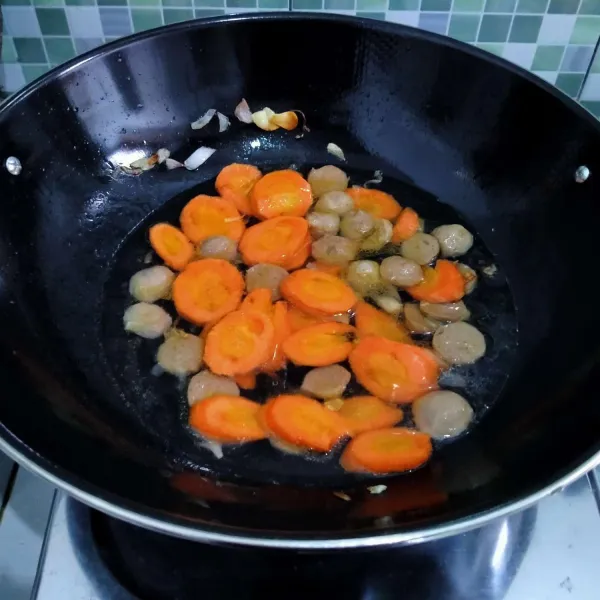 Tambahkan air dan wortel, rebus hingga wortel sedikit empuk.
