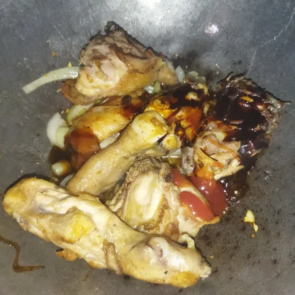 Masukkan daging ayam, kecap manis, saus tiram, saus tomat, dan kecap Inggris, aduk rata.