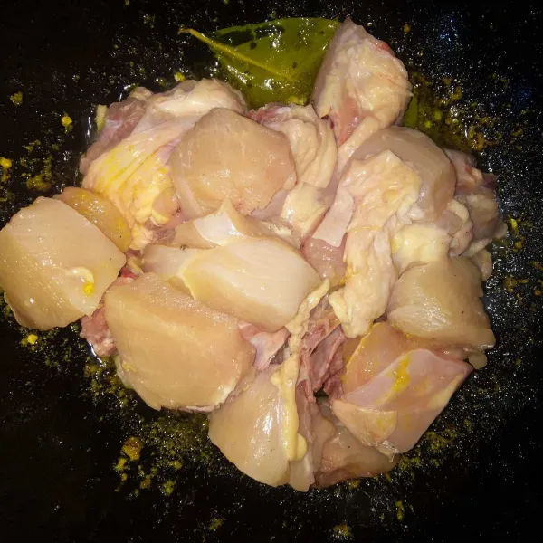 Masukkan ayam, lalu aduk-aduk sampai ayam berubah warna.