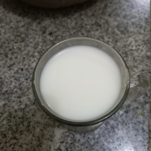 Siapkan susu cair