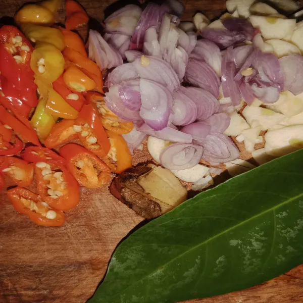 Iris cabe, bawang merah dan bawang putih.