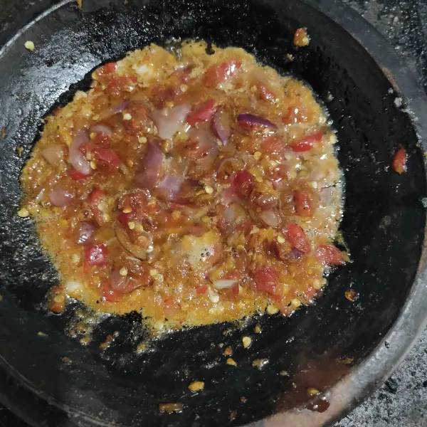 Tambahkan secukupnya minyak lalu masak sambal beserta cobeknya di atas kompor.