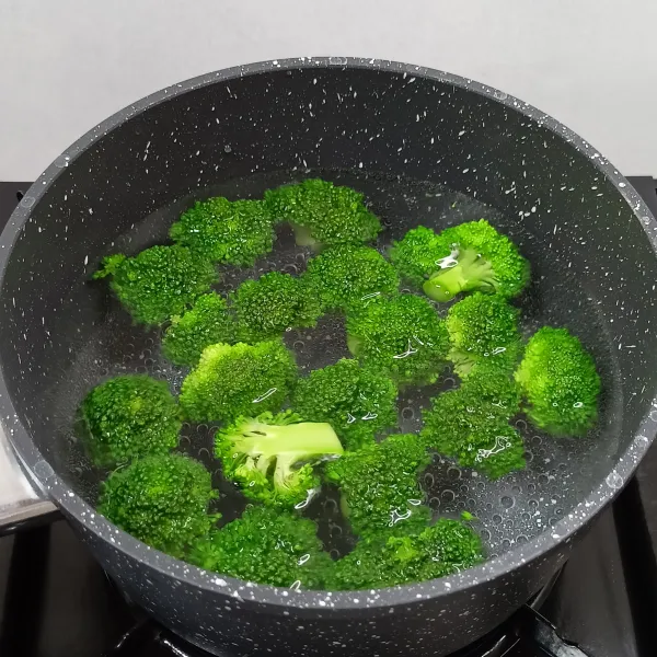 Blanch brokoli 30-60 detik.