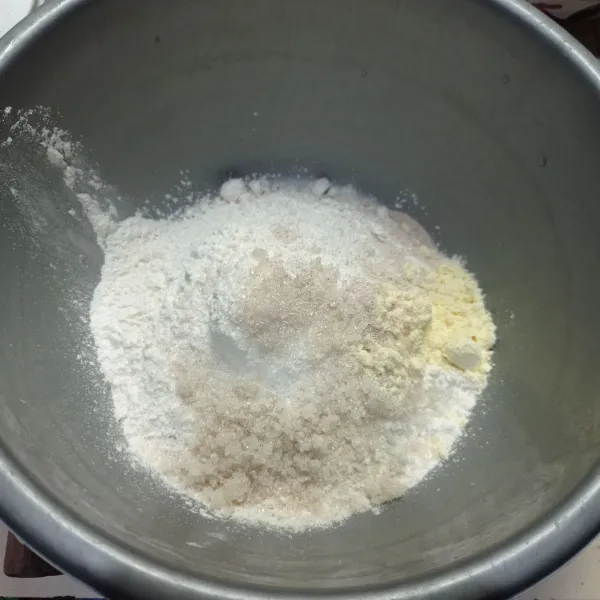 Masukan tepung terigu, gula pasir, ragi instan, dan susu bubuk kedalam wadah