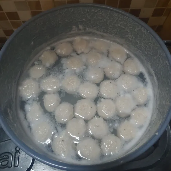 Setelah bakso selesai dibuat, didihkan panci dan masak bakso hingga matang dan mengapung. Angkat dan tiriskan.