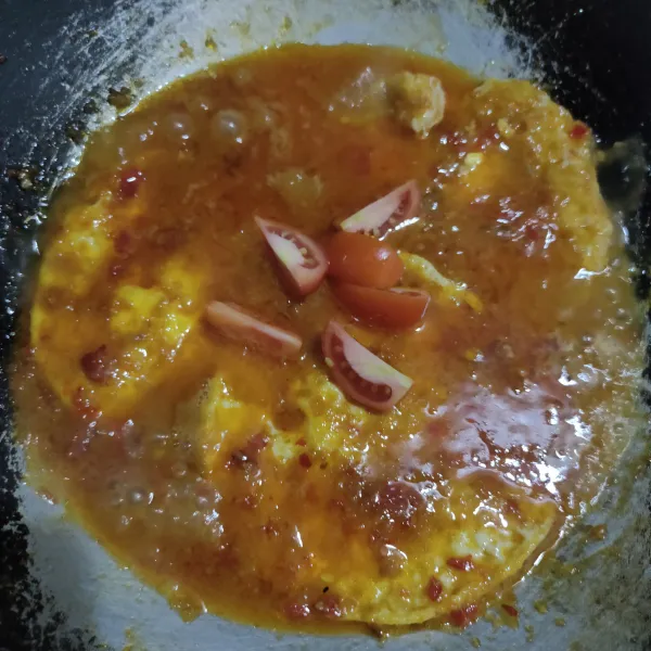 Lalu masukkan telur dan aduk rata, kemudian tambahkan irisan tomat.