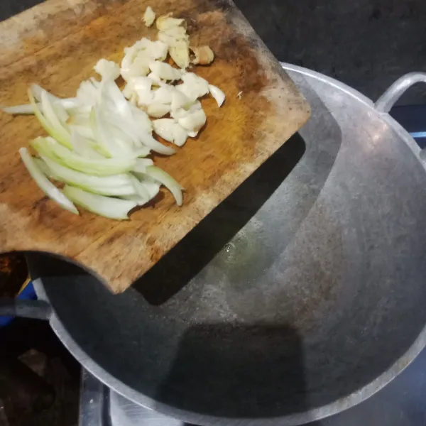 Panaskan minyak dalam wajan, kemudian tumis bawang putih dan bombay sampai harum kemudian tambahkan jahe geprek dan merica bubuk, tumis kembali.