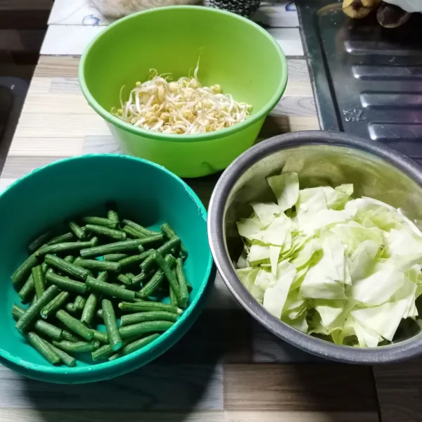 Siapkan sayuran, cuci bersih. Kemudian rebus sampai matang secara bergantian.