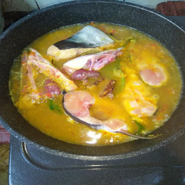Masukkan potongan ikan patin. Masak dengan api kecil sambil sesekali di balik perlahan supaya ikan tidak mudah hancur. Bumbui dengan garam, gula merah dan kaldu bubuk. Aduk aduk pelan sampai ikan matang dan kuah sedikit menyusut.