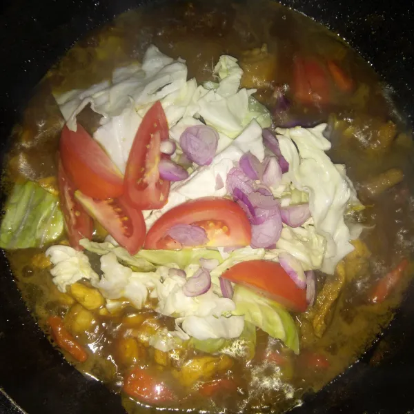Masukkan kubis, tomat, dan bawang merah. Masak sebentar sampai kubis layu, lalu angkat dan sajikan.