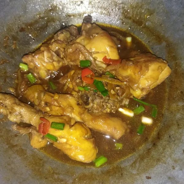 Ayam kecap ala resto siap dinikmati.