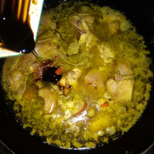 Tambahkan air, bumbui dengan kecap manis, garam, gula, dan kaldu bubuk. Aduk rata dan masak sampai mendidih.