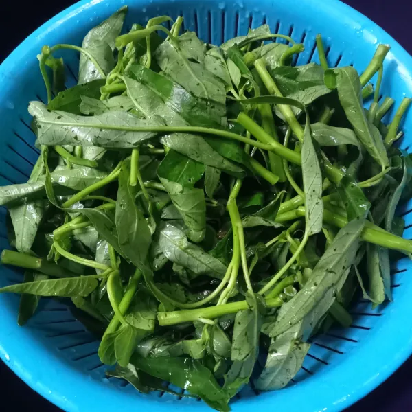 Siangi kangkung dan cuci bersih.