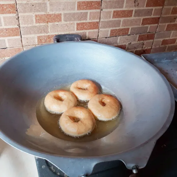 Goreng donut dengan minyak panas dan banyak, gunakan api kecil. Goreng hingga keemasan (cukup sekali balik saja), angkat dan tiriskan.