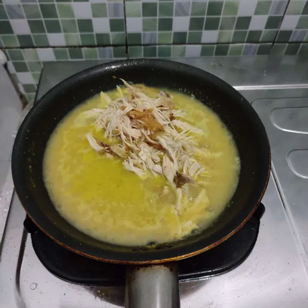 Tumis bumbu halus dengan sedikit minyak hingga wangi dan sedikit berubah warna, masukkan daun salam , serai serta daun jeruk. Kemudian beri air sesuai selera. Lalu masukkan ayam suwir. Aduk rata.