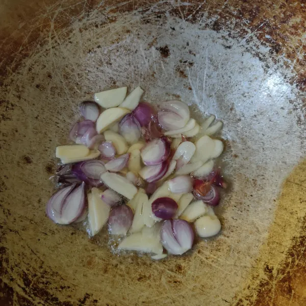 Tumis bawang merah, bawang putih dan lengkuas hingga harum.