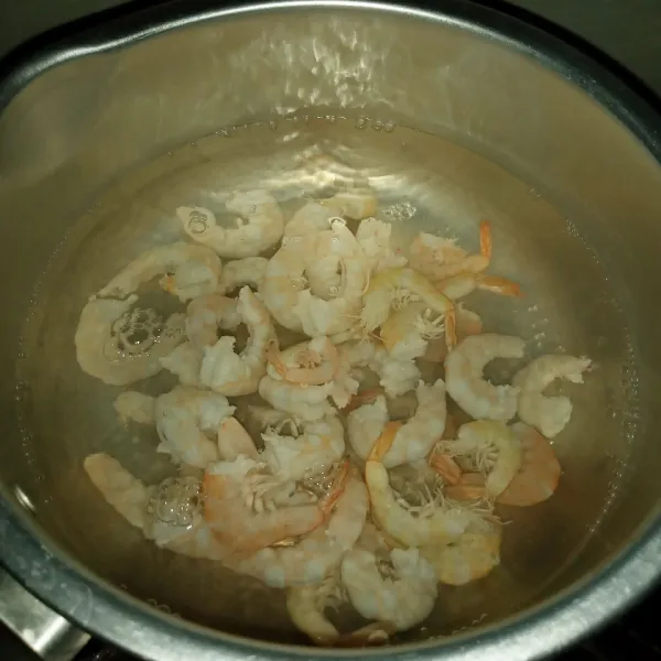 Rebus air secukupnya sampai mendidih. Masukkan udang kupas masak sampai matang.
