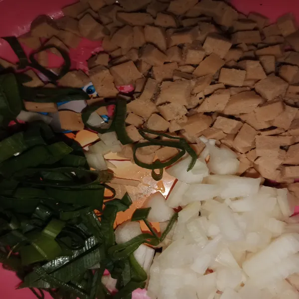 Potong bawang bombay, daun bawang dan sosis.